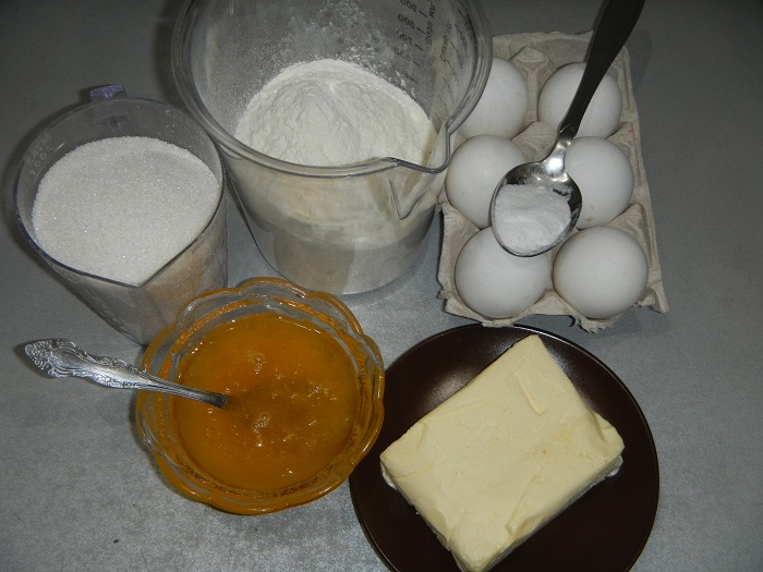 Медовий торт зі сметанним кремом зі згущеним молоком і горіхами