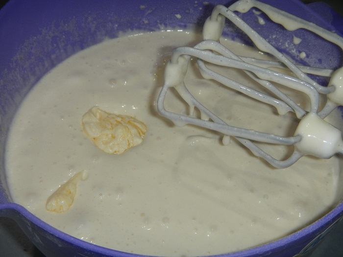 Медовий торт зі сметанним кремом зі згущеним молоком і горіхами