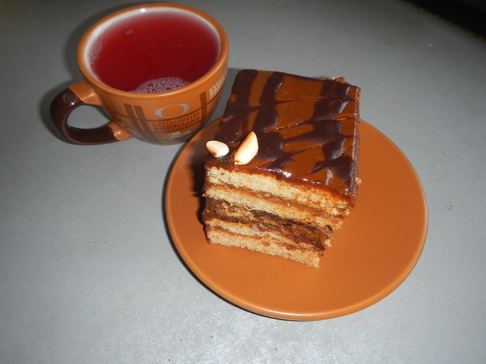 Медовый торт со сметанным кремом со сгущенкой и орехами