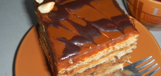Медовый торт со сметанным кремом со сгущенкой и орехами
