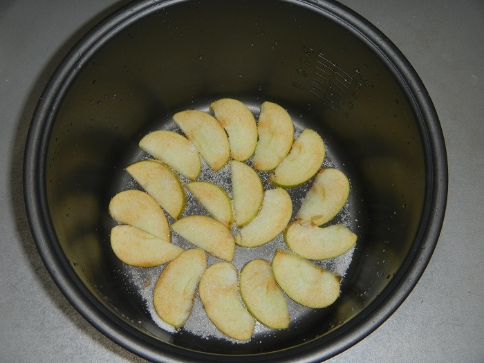 Charlotte with apples in a slow cooker