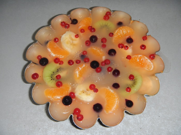 Желейний торт із фруктами на ніжному пісочному коржі