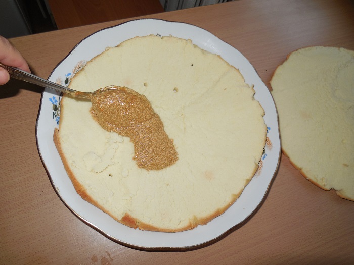 Домашний бисквитный торт с масляно-сгущенным кремом