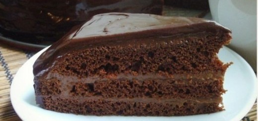 Бісквітний шоколадний торт зі згущеним молоком і із заварним шоколадним кремом