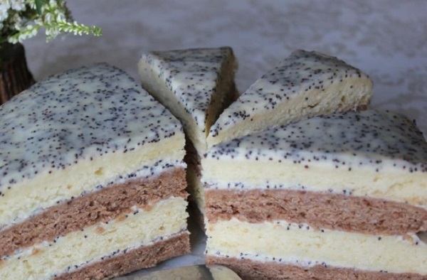 Сметанний торт зі сметанним кремом та маком