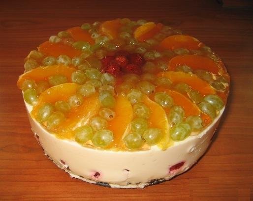 Домашний медовый торт с творожным кремом и фруктами 