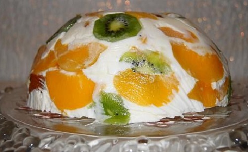 Homemade honey cake with curd cream and fruits 