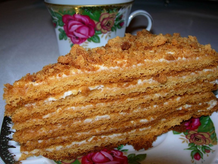 Домашній торт медовик зі сметанним кремом
