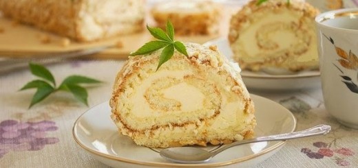Cottage cheese roll with cream