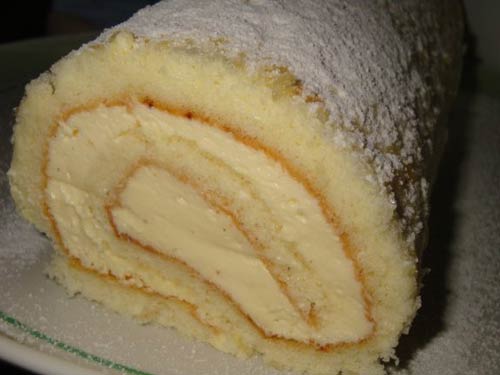 Cottage cheese roll with cream 