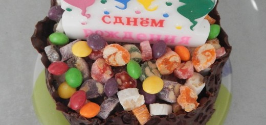 Children&#39;s honey biscuit birthday cake