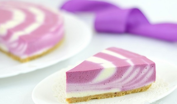 Two-color curd-jelly cake with no-bake biscuits