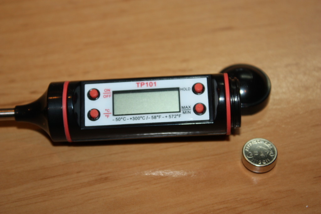 Electronic cooking thermometer with probe