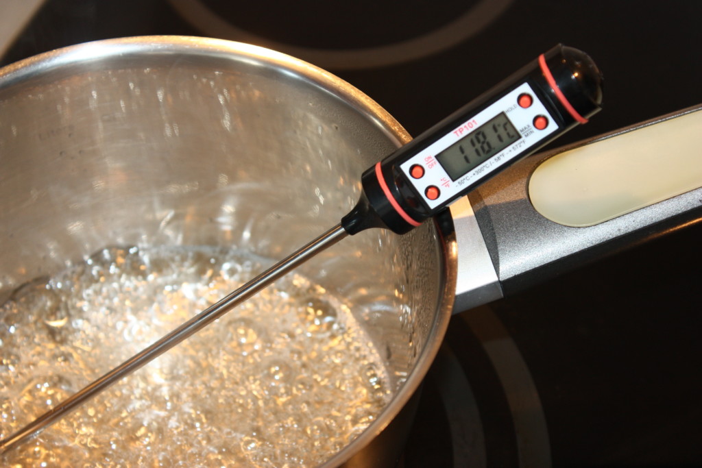 Electronic cooking thermometer with probe