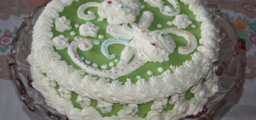 Домашний бисквитный торт с изумрудным творожным кремом