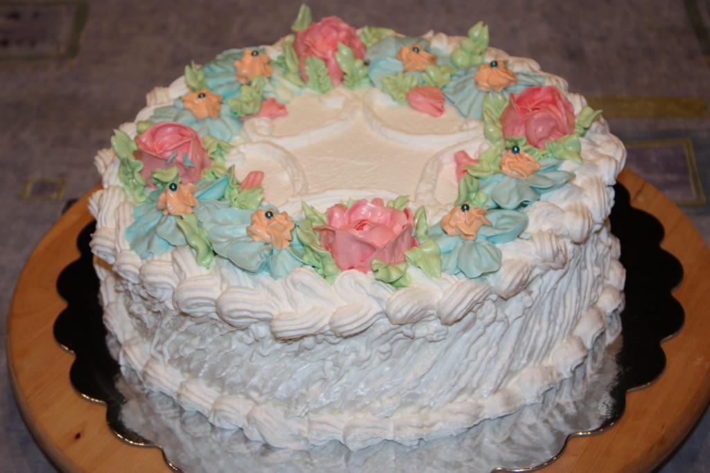 Домашній торт з бісквіту женуаз з білково-вершковим кремом та компотом