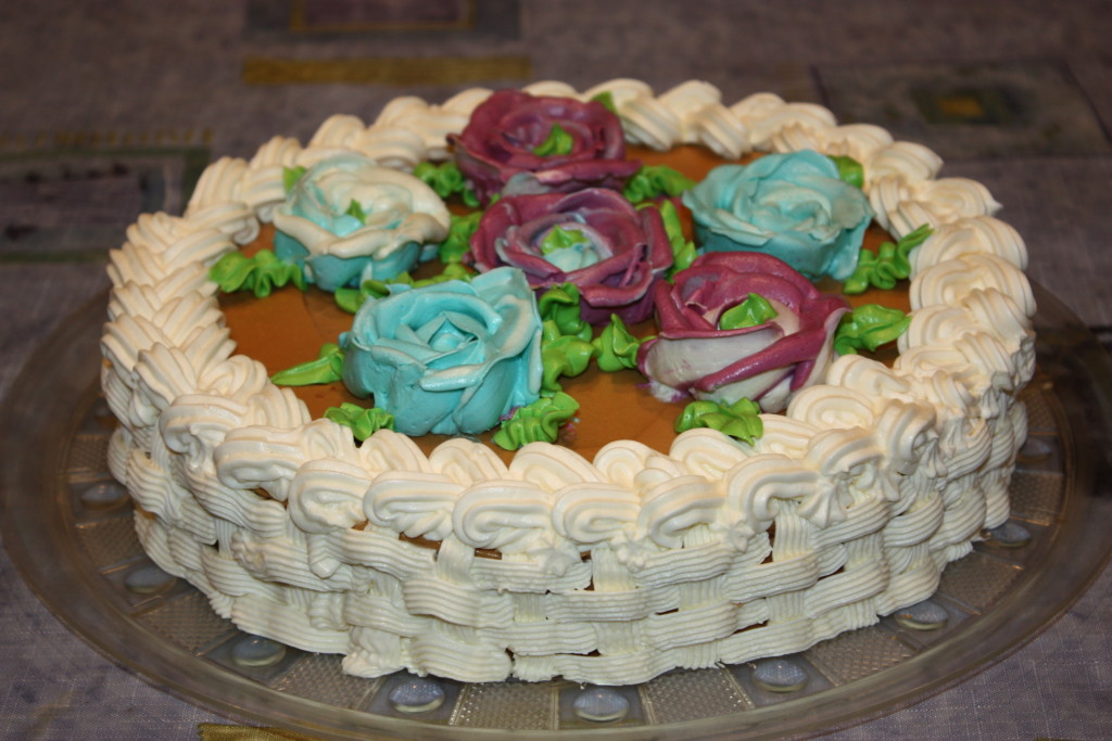 Розы на бисквитном торте