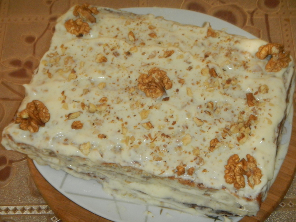 Sour cream cake with walnuts without eggs