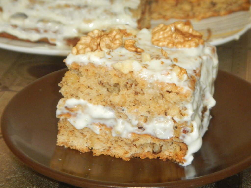 Sour cream cake with walnuts without eggs