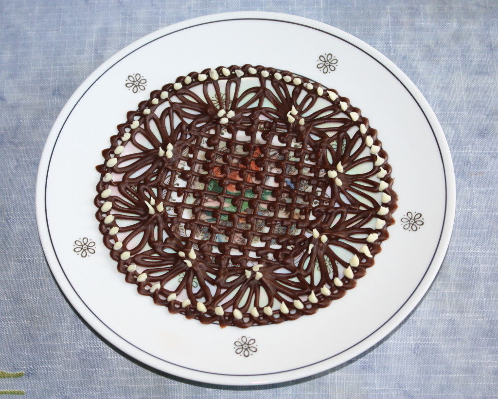 Шоколадное блюдце на тарелке