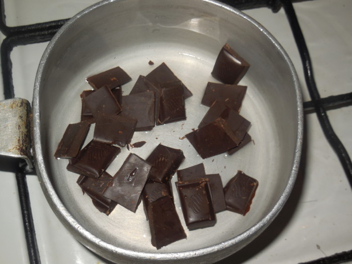 Блискуча шоколадна глазур із шоколаду, олії та води