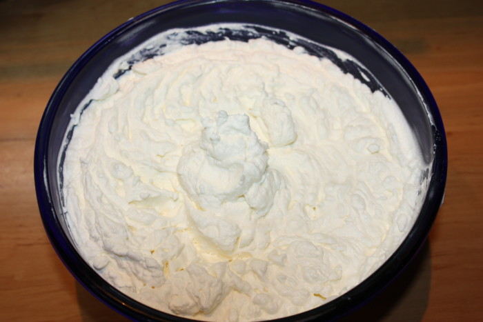 Белковый заварной крем для торта с маслом и сливками