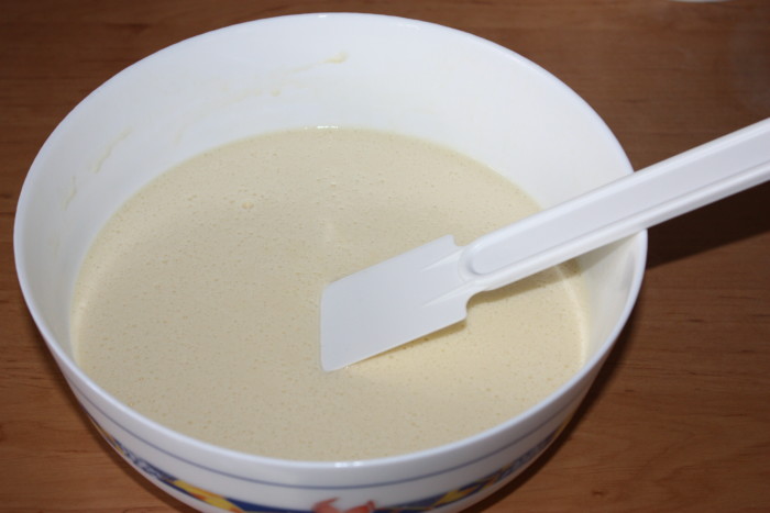 Пишний заварний бісквіт на молоці з вершковим сиром