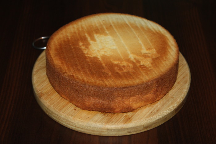 Пышный заварной бисквит на молоке со сливочным сыром