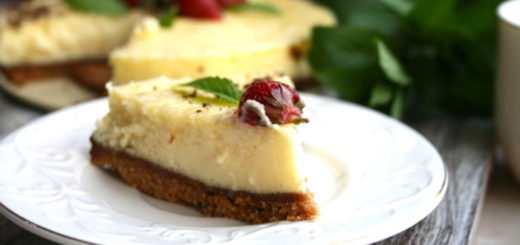 Cheesecake New York from cookies and cottage cheese with pastries