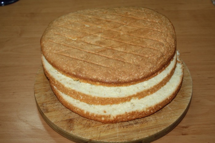 Бісквітно-йогуртовий торт із покриттям велюр