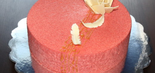 Бісквітно-йогуртовий торт із покриттям велюр
