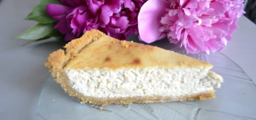 Banana cheesecake with cottage cheese and cookies