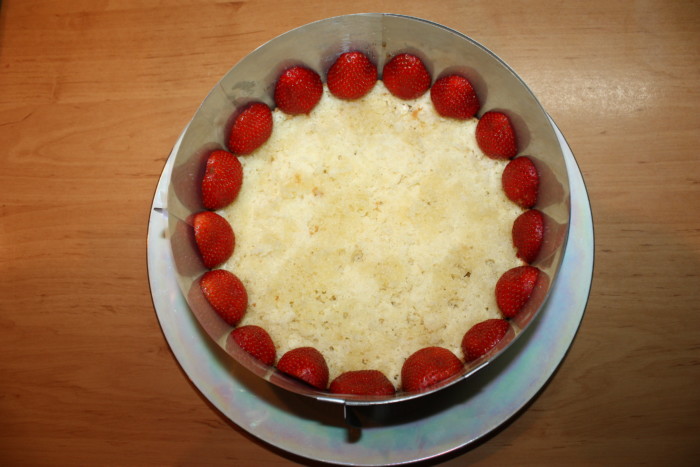 Французский торт Фрезье с клубникой и кремом муслин