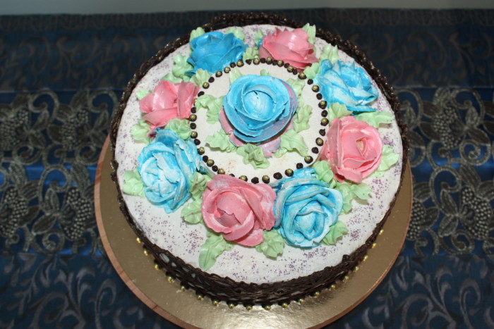 Домашний бисквитный торт с кули, ганашем, розами из крема и шоколадным декором