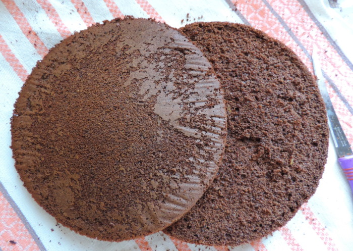 Шоколадний бісквіт з какао в духовці
