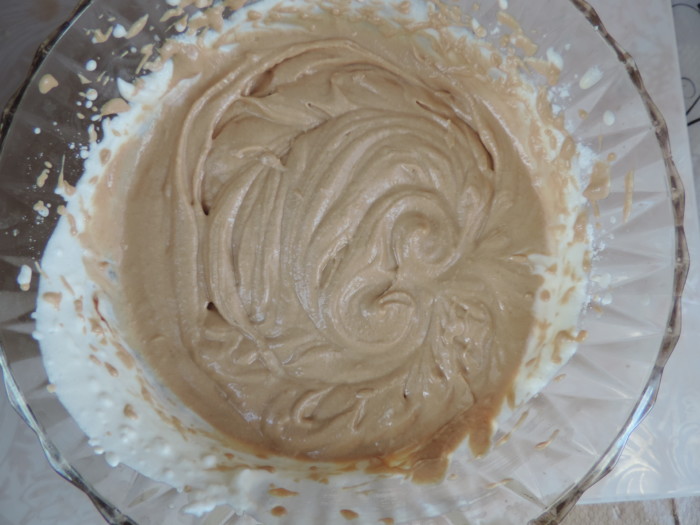 Вершково-шоколадний крем з арахісової пасти для торта та тістечок.
