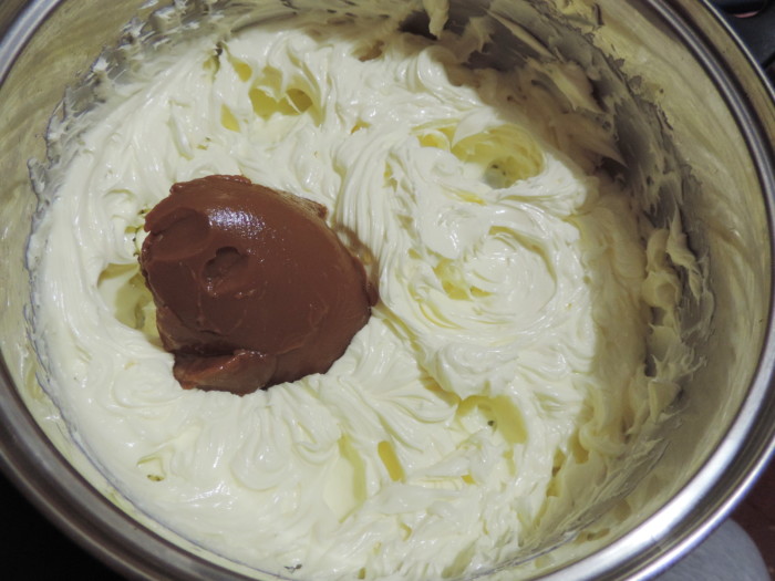 Butter cream with boiled condensed milk for cake