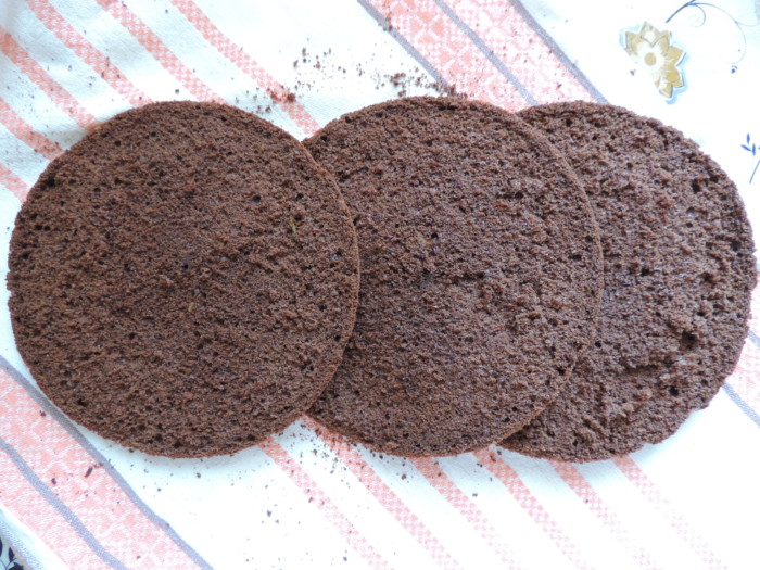 Chocolate biscuit cake with creamy chocolate peanut cream