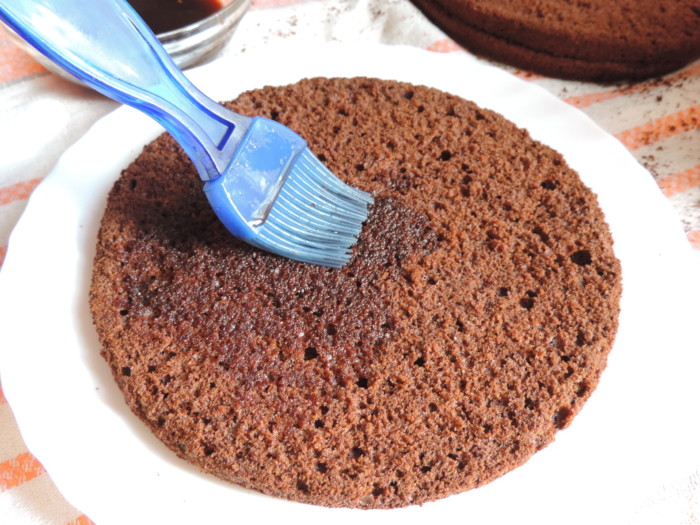 Шоколадный бисквитный торт со сливочным шоколадно-арахисовым кремом