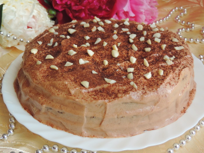 Шоколадный бисквитный торт со сливочным шоколадно-арахисовым кремом