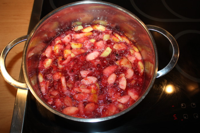 Thick fruit and berry impregnation for biscuits and rolls