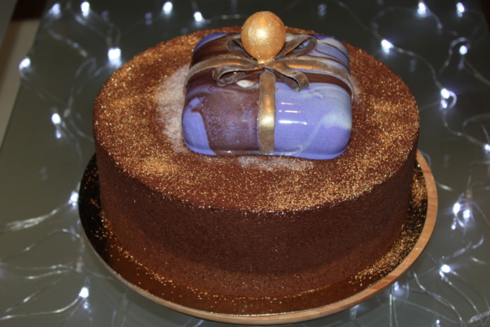 Муссово-бисквитный торт с фруктами и велюровым покрытием