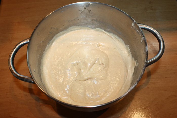Пышный масляный бисквит с соленой карамелью