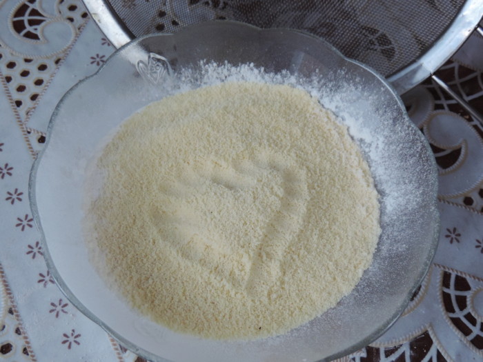 A simple biscuit with butter, egg yolks and almond flour