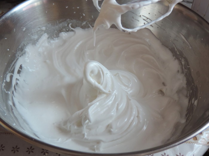 Protein-custard buttercream for cake decoration