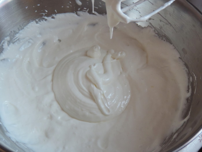 Рецепт белково масляного крема. Белково заварной масляный крем. Белковый заварной крем с маслом для украшения торта. Белково-заварной крем для выравнивания торта. Крем для украшения торта белково маслч.