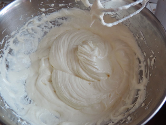 Protein-custard buttercream for cake decoration