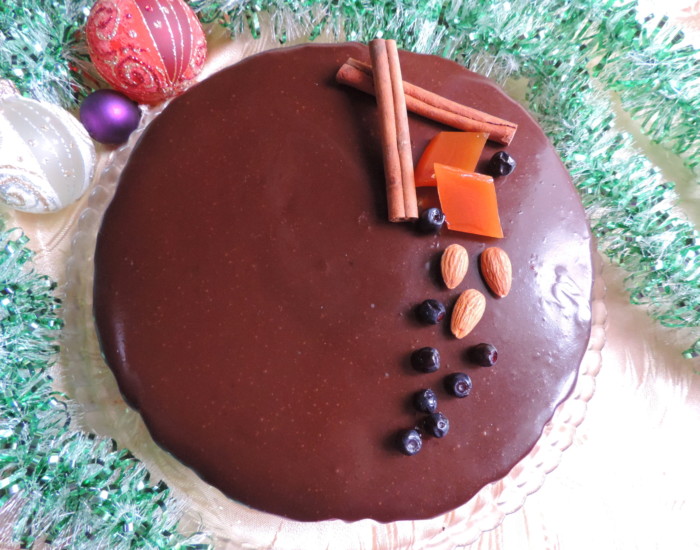 Черничный муссовый торт с грушевой прослойкой и шоколадной глазурью