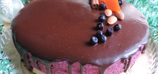 Черничный муссовый торт с грушевой прослойкой и шоколадной глазурью