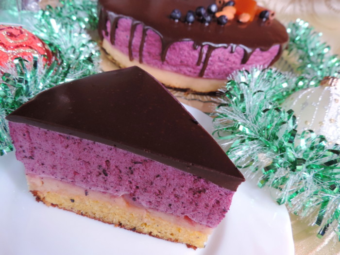 Blueberry mousse cake with pear layer and chocolate icing